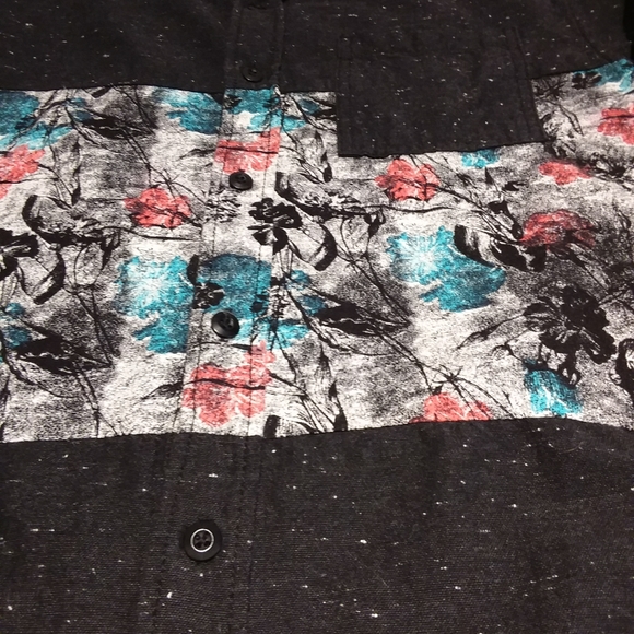 ⬇️On the Byas shirt - Picture 2 of 6